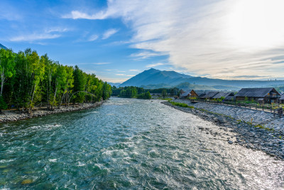 夏季新疆阿勒泰地区禾木河风光