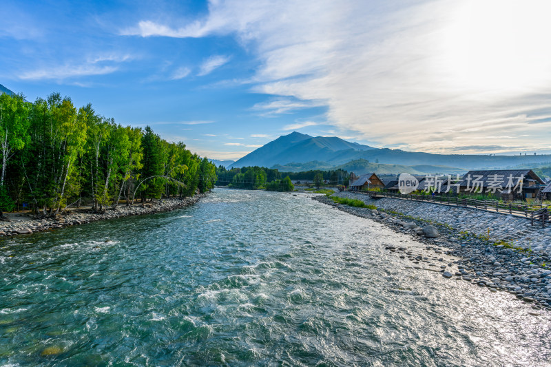 夏季新疆阿勒泰地区禾木河风光