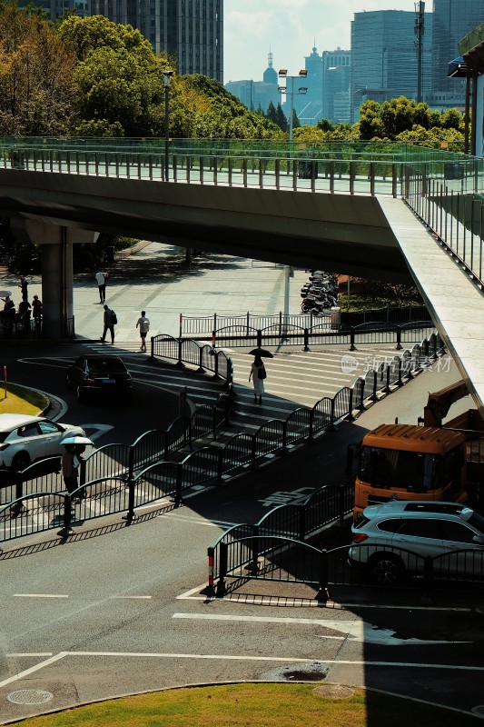 城市街道行人与天桥景观