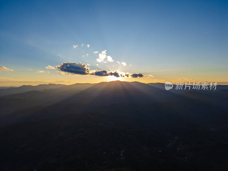 航拍山峦间日落光影美景