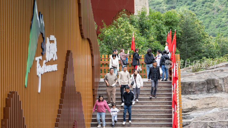 云南香格里拉虎跳峡景区及游客