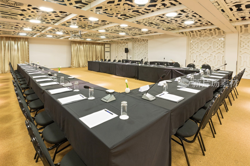 布置整齐的会议室场景