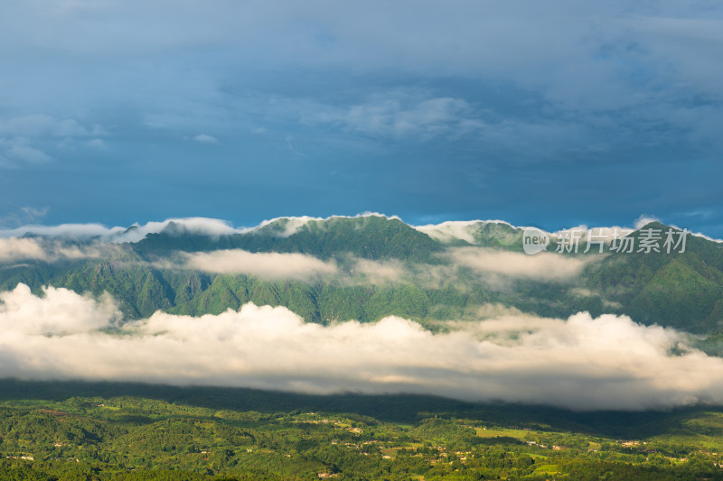 雨后云雾缭绕的绿色高山 高黎贡山