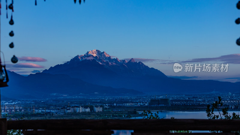 丽江玉龙雪山日照金山