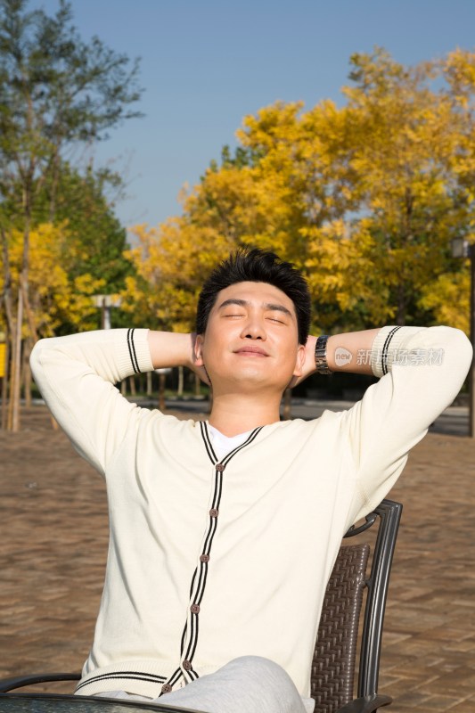 中年男人在院子里休息