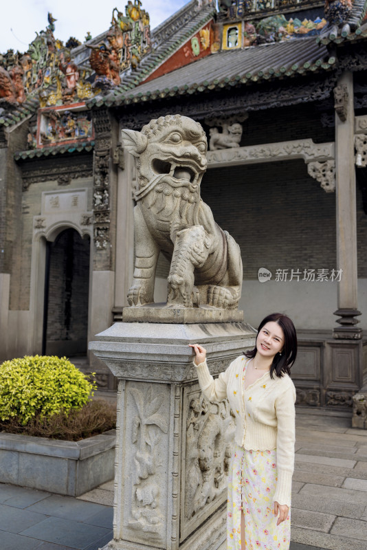 美女在广州陈家祠旅行