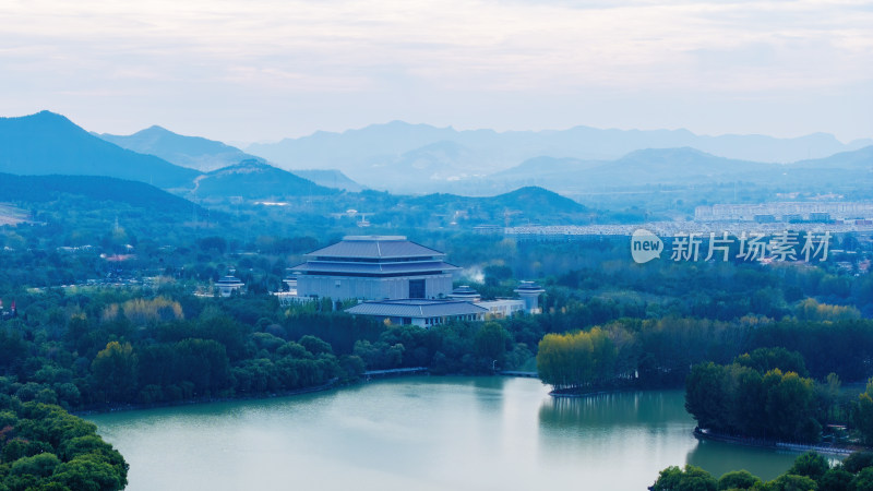 像水墨画一样的中国青州山脉和湖水风光