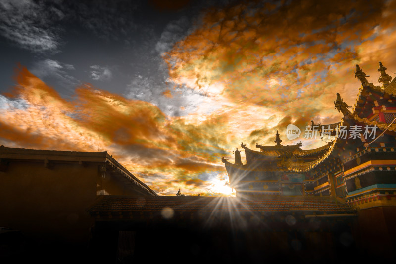 日落天空下的寺院