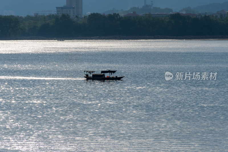 水面上行驶着小船的宁静湖景