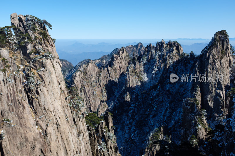 安徽黄山冬季雪后的信始峰