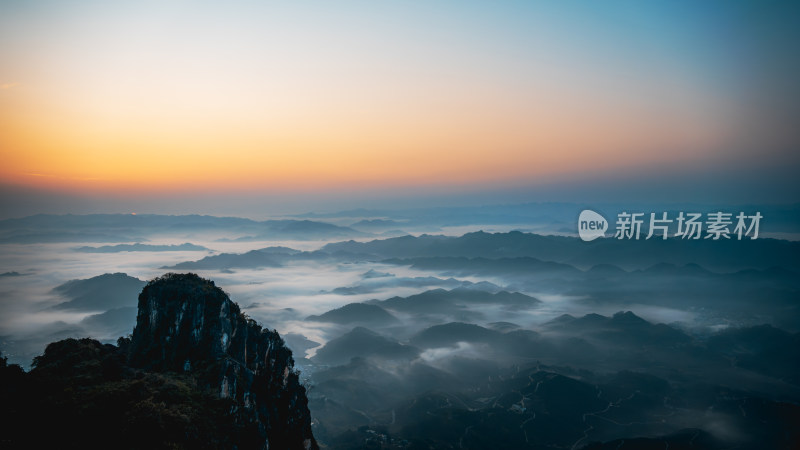 晨曦中连绵起伏的山峦云海