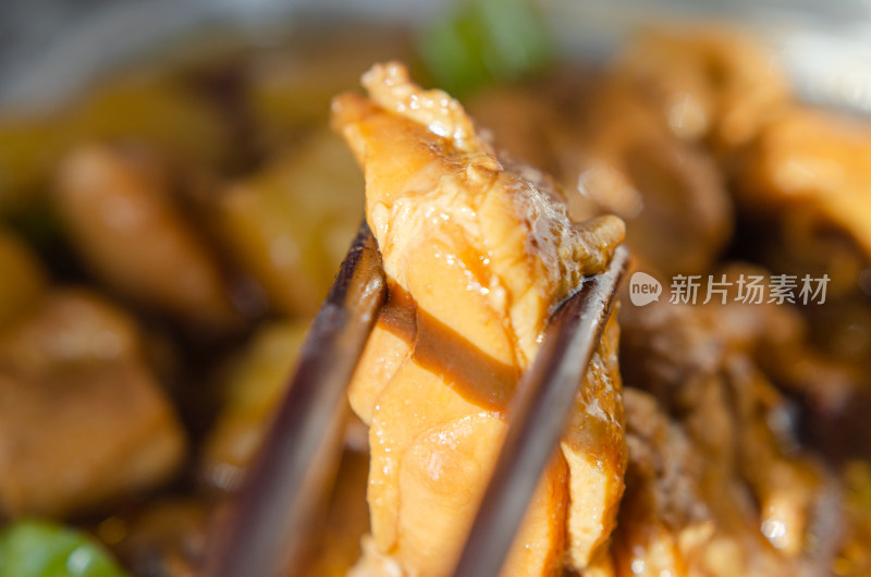 阳光下，夹起一块鸡肉肉块