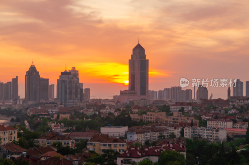 青岛小鱼山上俯瞰青岛海滨城市夕阳风光