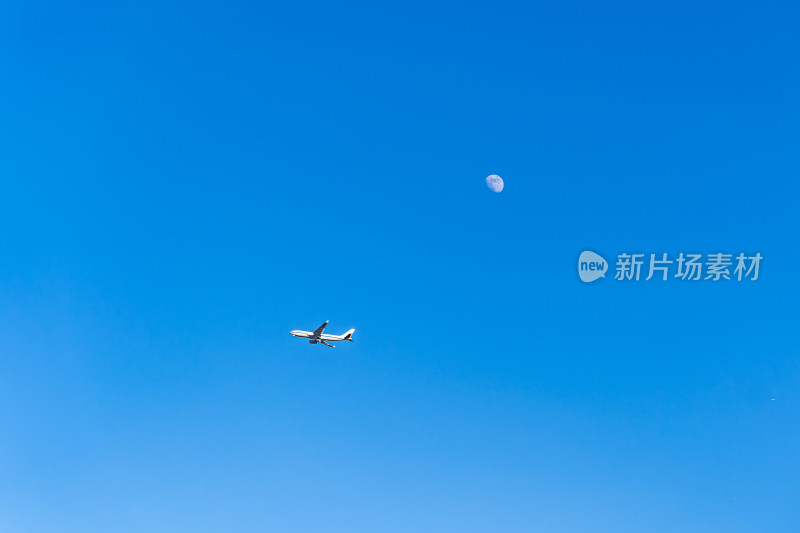 飞机飞过天空月亮