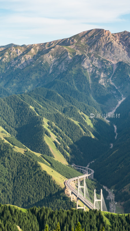 崇山峻岭间蜿蜒的高架桥风景