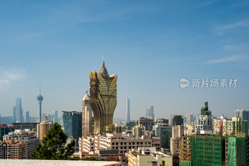 远眺中国澳门新葡京酒店和老城区