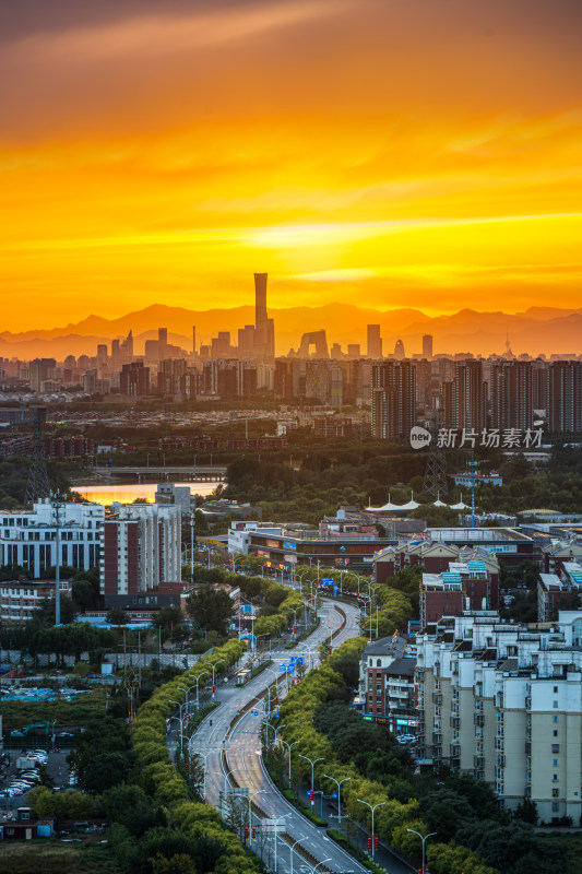 北京城市风光中国尊屹立的霞光盛景