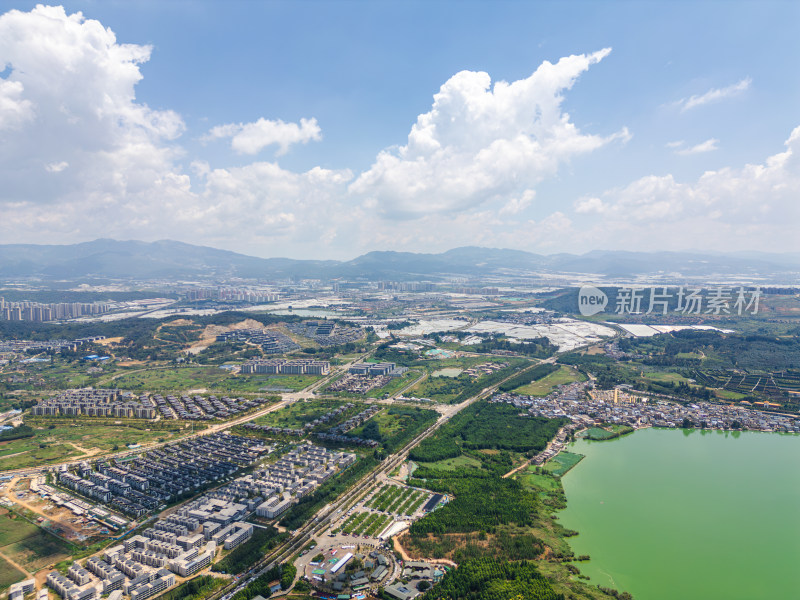 航拍滇池旁的昆明市城市风光