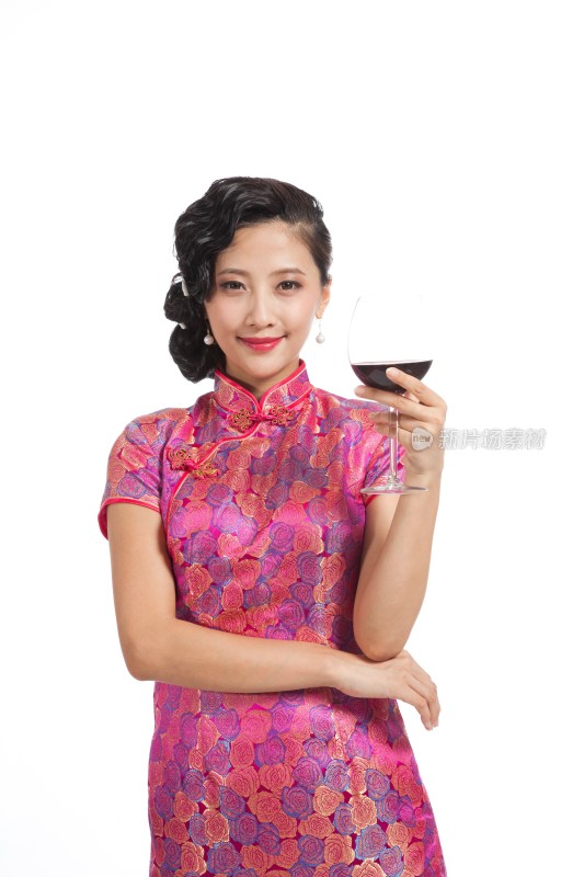 棚拍身穿中国传统服装的年轻女人举杯