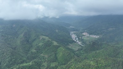 航拍大山深处山区美丽乡镇金秀风景