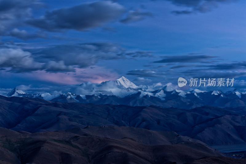 珠穆朗峰雪山日落晚霞