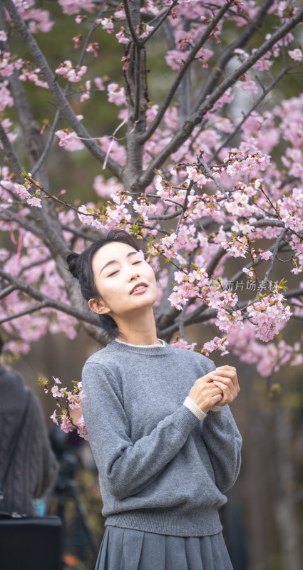 女子赏樱闭眼陶醉