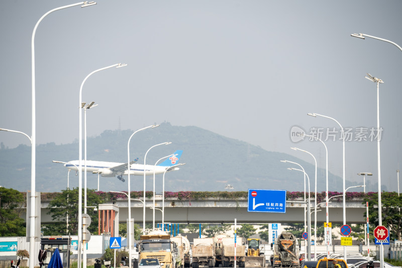 空中飞行的客机特写