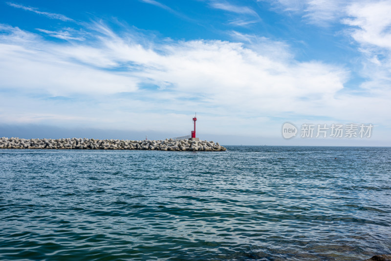 夏季白天韩国釜山海边的灯塔自然风光