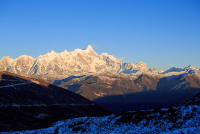 西藏林芝雪景南迦巴瓦峰日照金山雪山夕阳