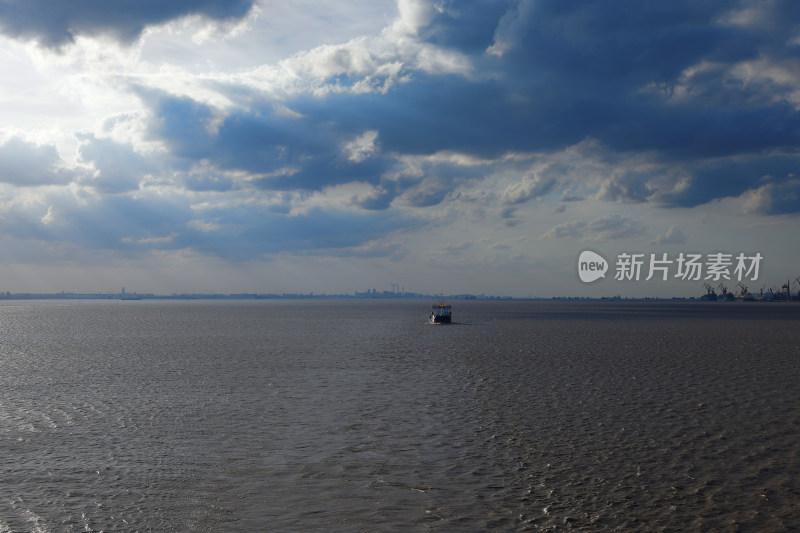 宽阔水面上的船只与天空