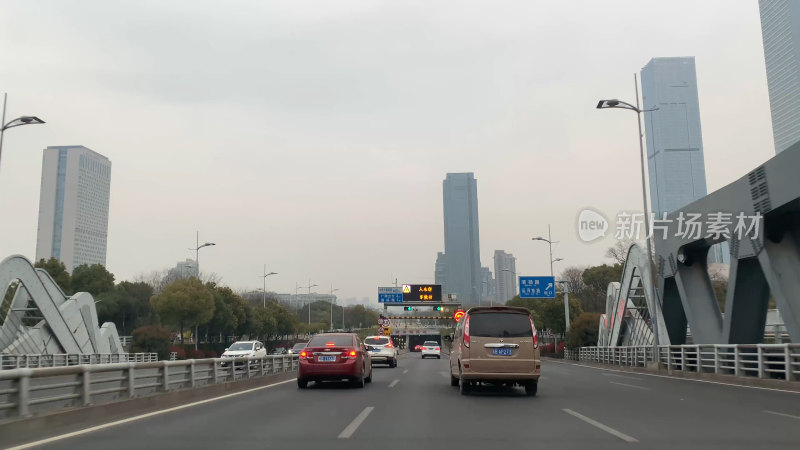 无锡城市道路上行驶的车辆