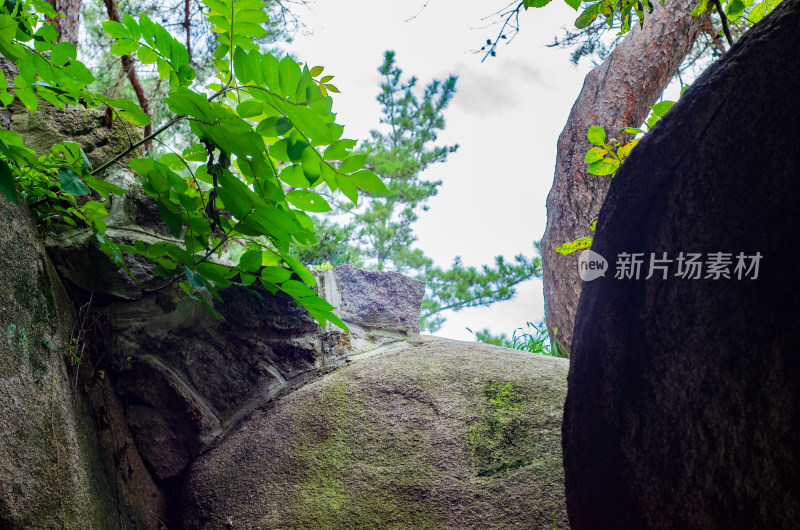 青岛崂山仰口景区，穿过一处洞穴，看风景