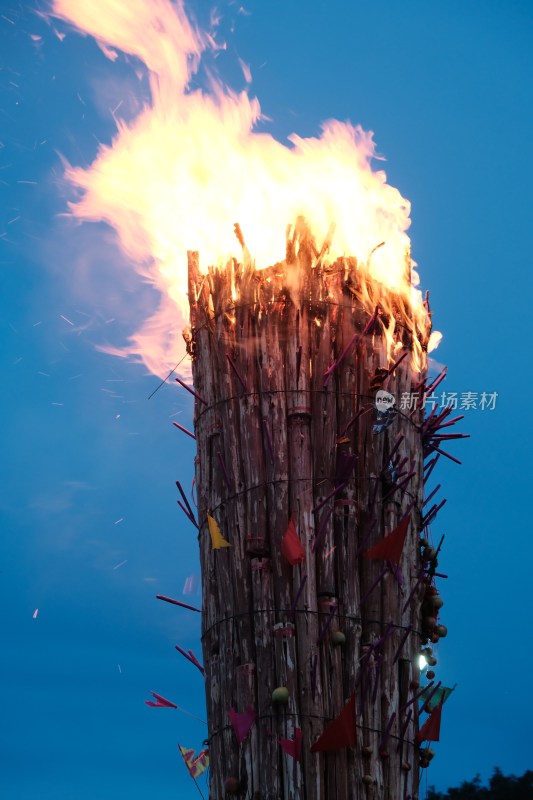 云南大理火把节夜晚熊熊燃烧的篝火