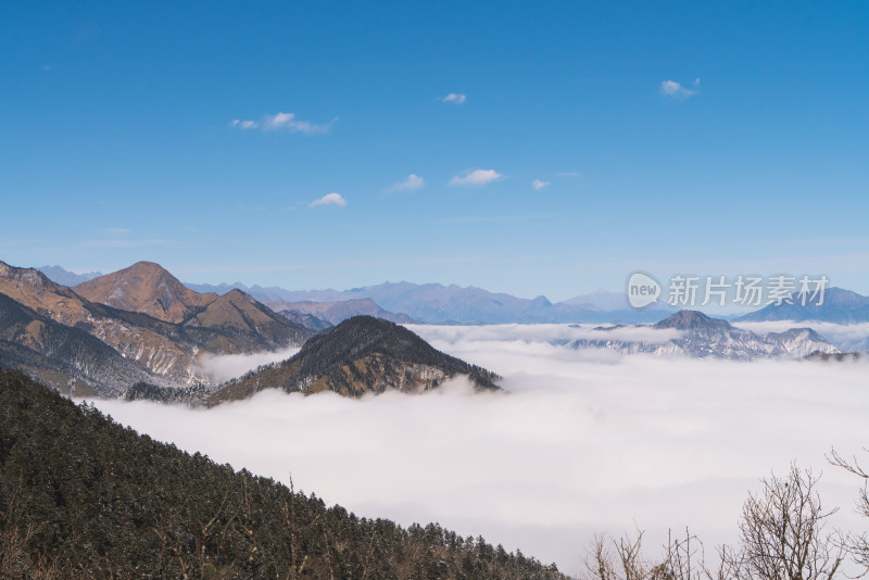 山顶俯瞰云海景观