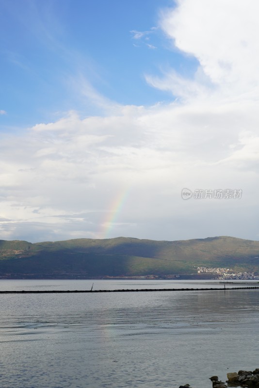 湖面上空出现彩虹的自然风景图