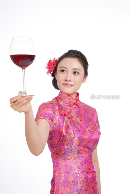 棚拍身穿中国传统服装的年轻女人端酒杯