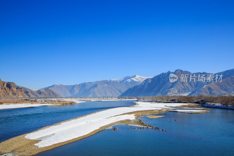 中国西藏冬季拉萨河雪景及拉萨河大桥