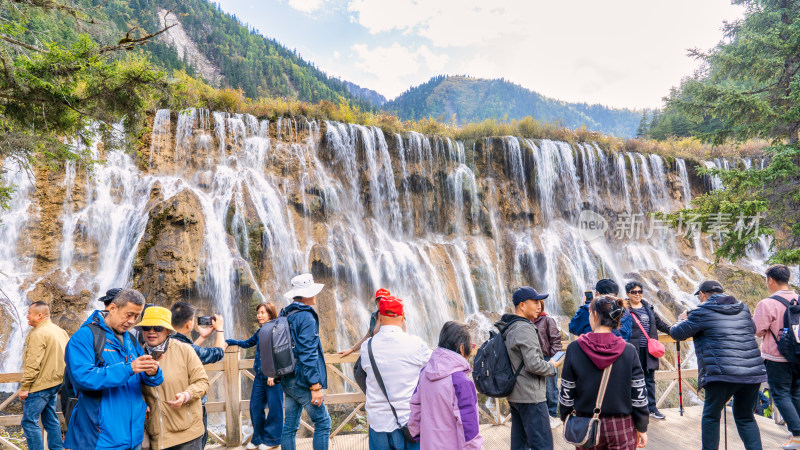 四川九寨沟景区的地标风景诺日朗瀑布及游客