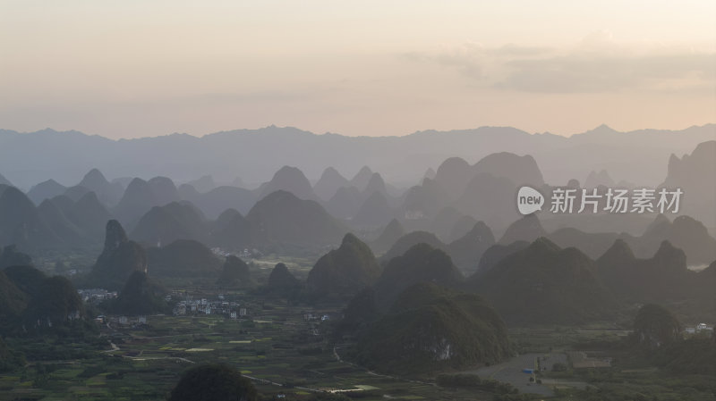 桂林阳朔喀斯特地貌水墨画山水画