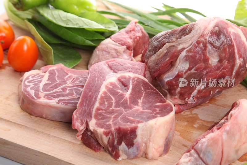 木板上的新鲜牛腱肉