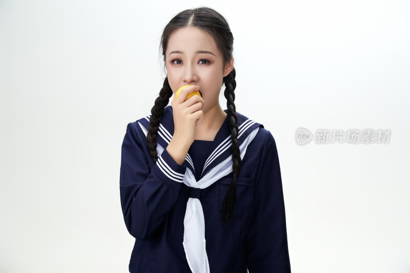 吃水果的亚洲东方长发少女