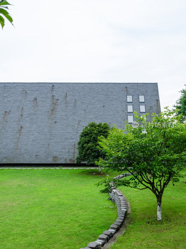 带绿植草地的灰色混凝土建筑外观