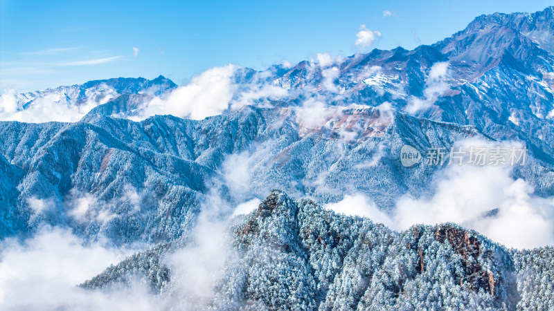 四川成都西岭雪山上空的云海群山航拍