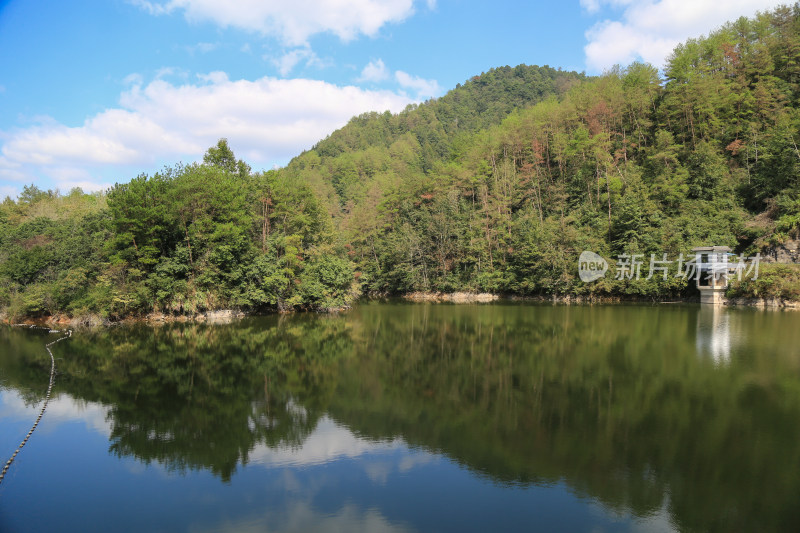 湖泊 山 树林 东方红水库