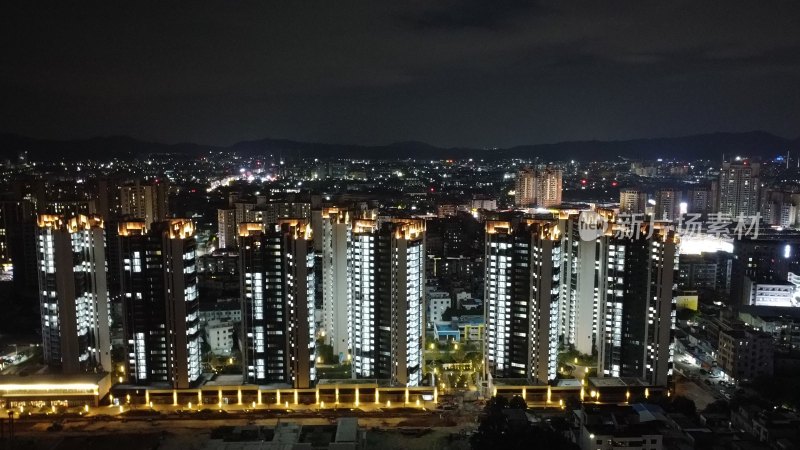广东东莞：新建的住宅小区亮灯