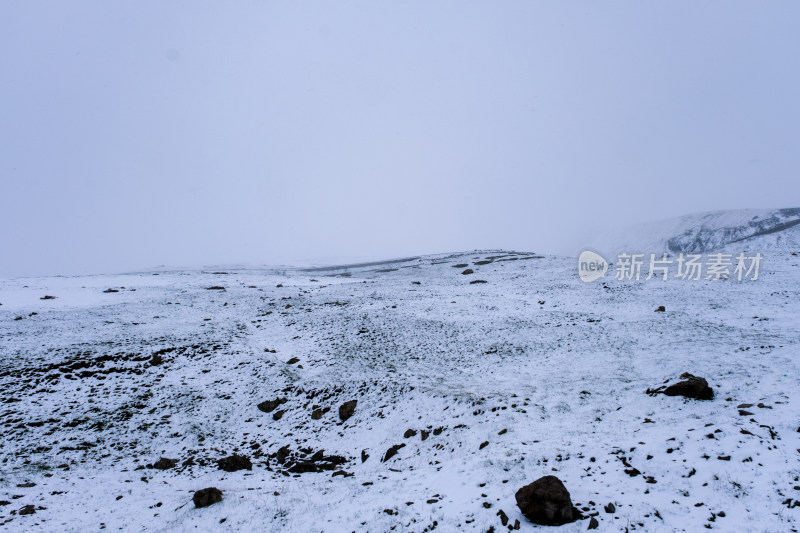 雪中新疆218国道两侧风光