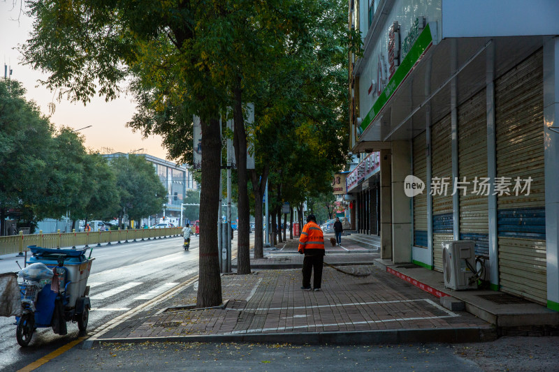 清晨扫大街的环卫工人