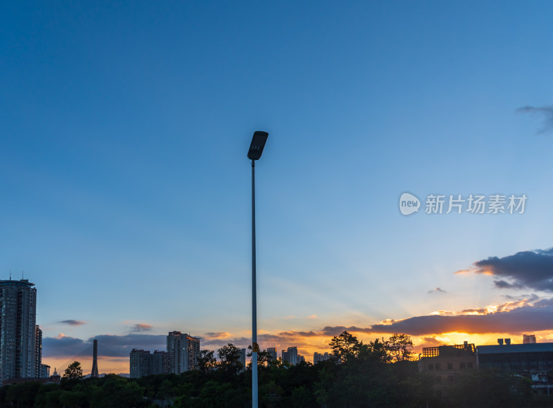 城市天际线下的绚丽日落美景