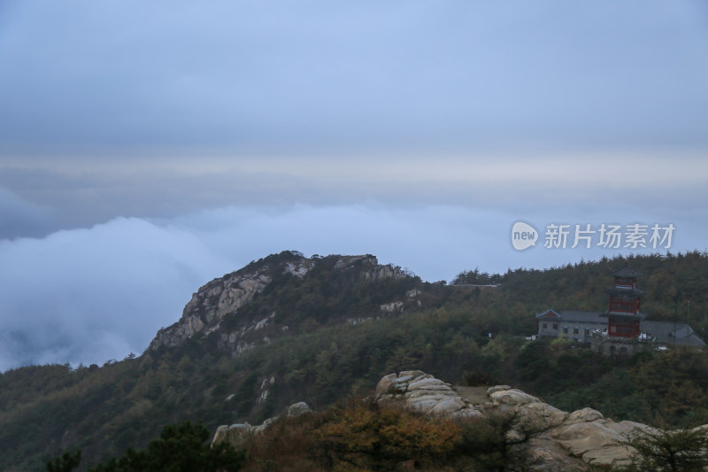 凌晨日出前云雾缭绕的泰山山峰