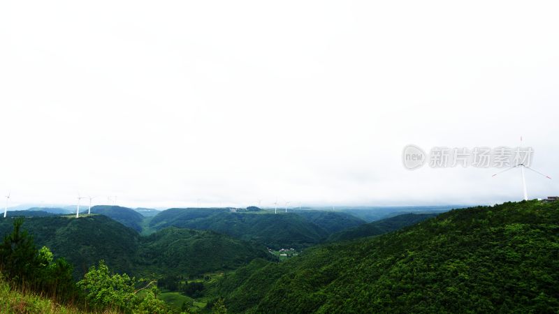 山间风力发电机自然风光